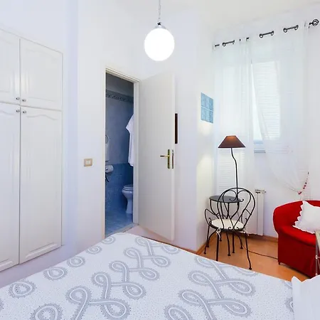 Couette-café Ave 5*